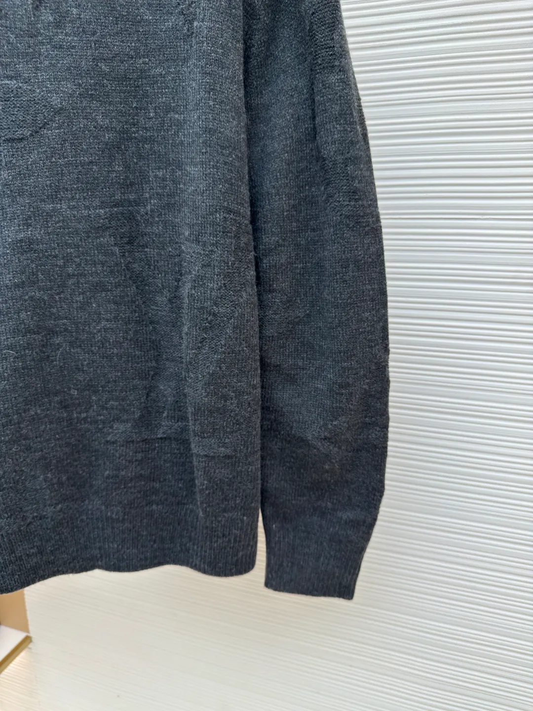 LOUIS VUITTON intarsia dark pattern zipper sweater ●Authentic product: purchased and developed at 16700 ●Item number: 1680364-B50 ●Fabric: cashmere fabric ●Technology: intarsia production ●Version: loose version ●Weight: about 585 grams ●Size: XS-S-M-L ●Description: Made of 80% wool, 15% cotton, 15% fiber. This fabric is very warm and the blend is not prone to pilling. Because clothes with a high wool content have a slightly wooly feel, they can be worn as outerwear if you are not used to it. The zipper uses the original No. 5 slider, which is made from pure copper material and has a very heavy feel. The entire zipper and slider are aged by electroplating, the middle of the slider is laser-cut out, and the brand's iconic LOGO is molded out with a flat surface grinder. The overall wiring is straight and delicate, the fabric is comfortable and soft, and the color is consistent without color difference. It can be matched with the same style to create a fashionable look and control various occasions. Customized accessories, complete with three standards, same style for men and women!